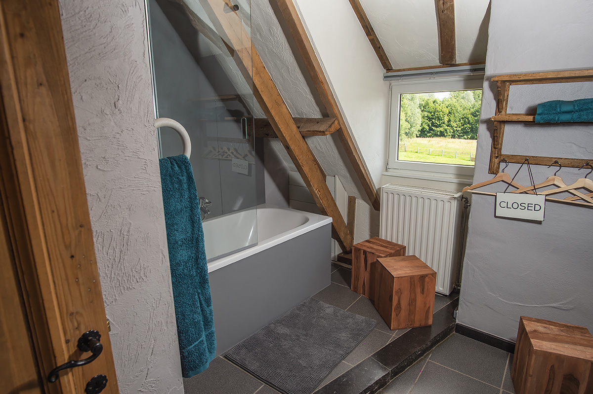 badkamer en-suite slaapkamer in rustieke vakantiewoning zwalmstreek en vlaamse ardennen in vlaanderen