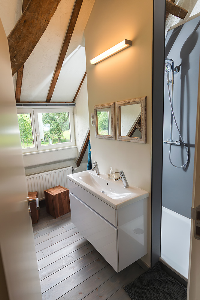 badkamer en-suite slaapkamer in rustieke vakantiehoeve