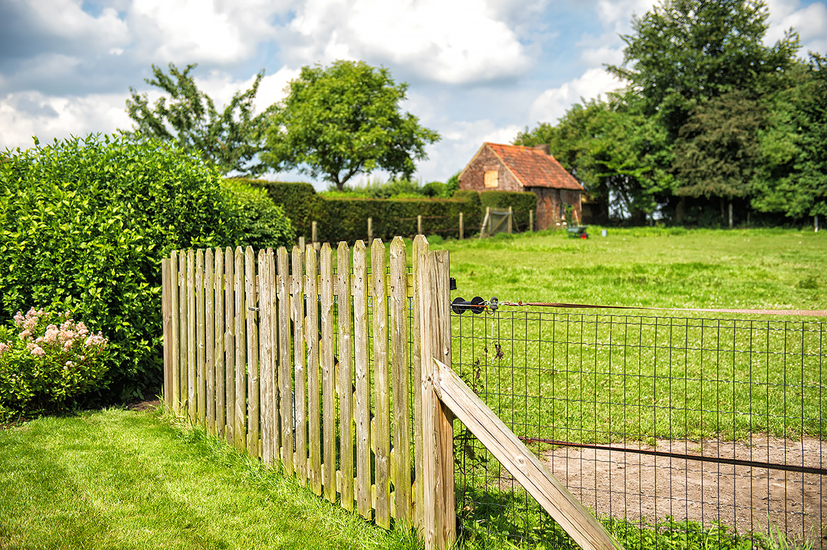 houten poort aan weide vakantiehuis