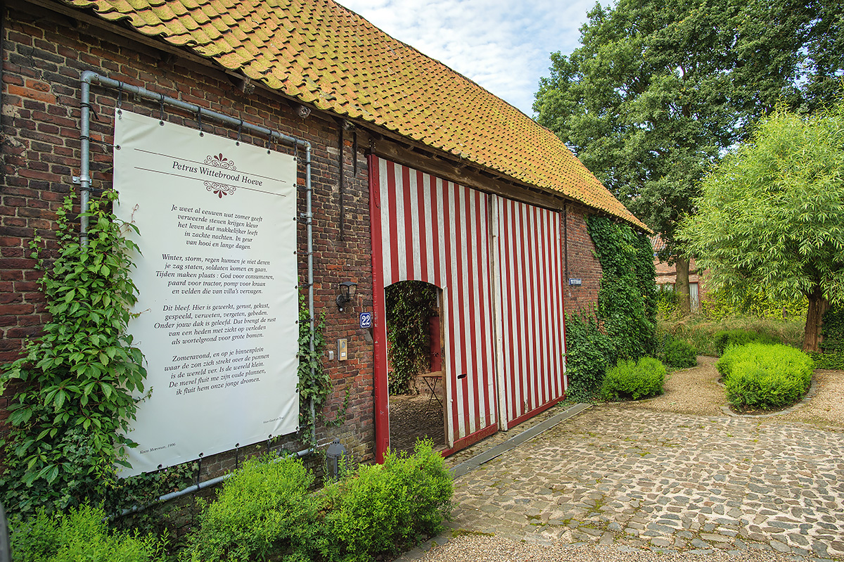 poort en gedicht aan vakantiehoeve in vlaamse ardennen