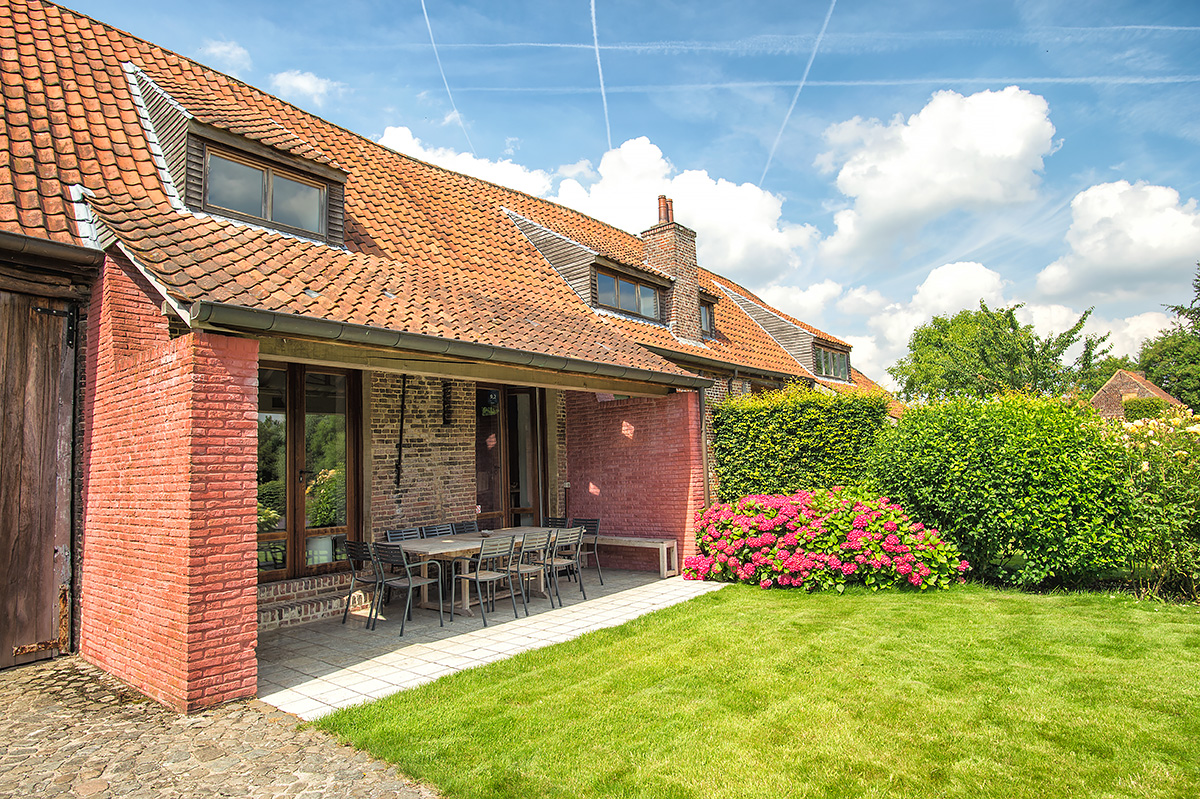 terras in de zomer van vakantiehuis