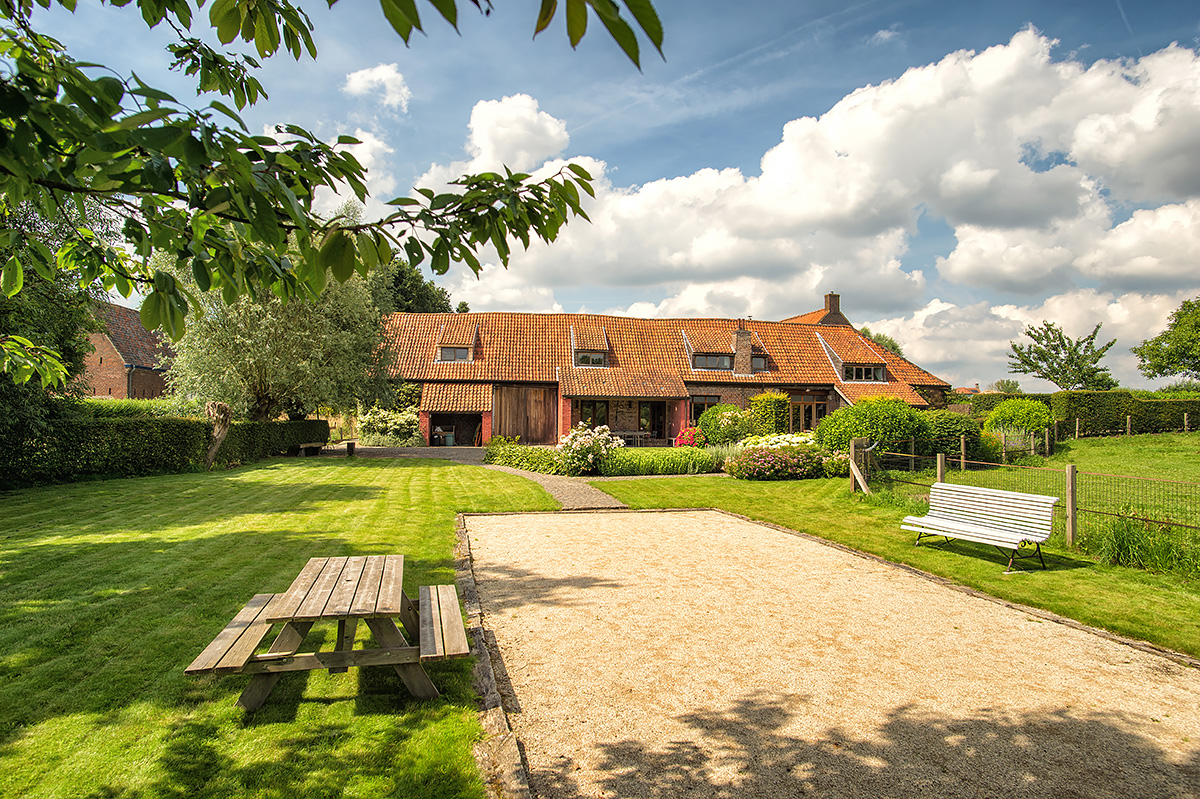 vakantiehuis tuin petanquebaan in de zon