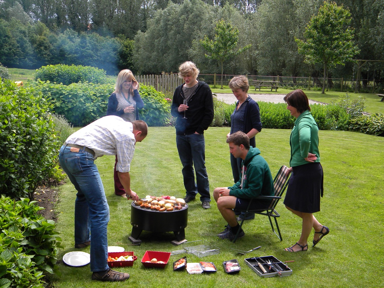 gezellige barbecue in de tuin van onze vakantiewoning in de vlaamse ardennen en zwalm