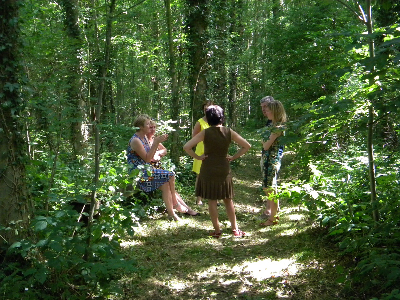 tevreden vakantiegangers in het bos naast onze vakantiehuis in de vlaamse ardennen en zwalm