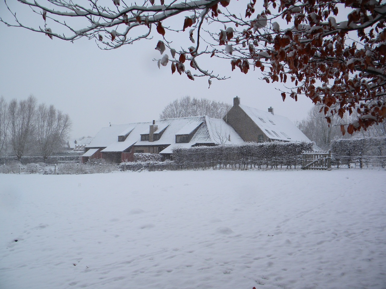 zicht vanuit de tuin op onze vakantiewoning voor groepen in de vlaamse ardennen