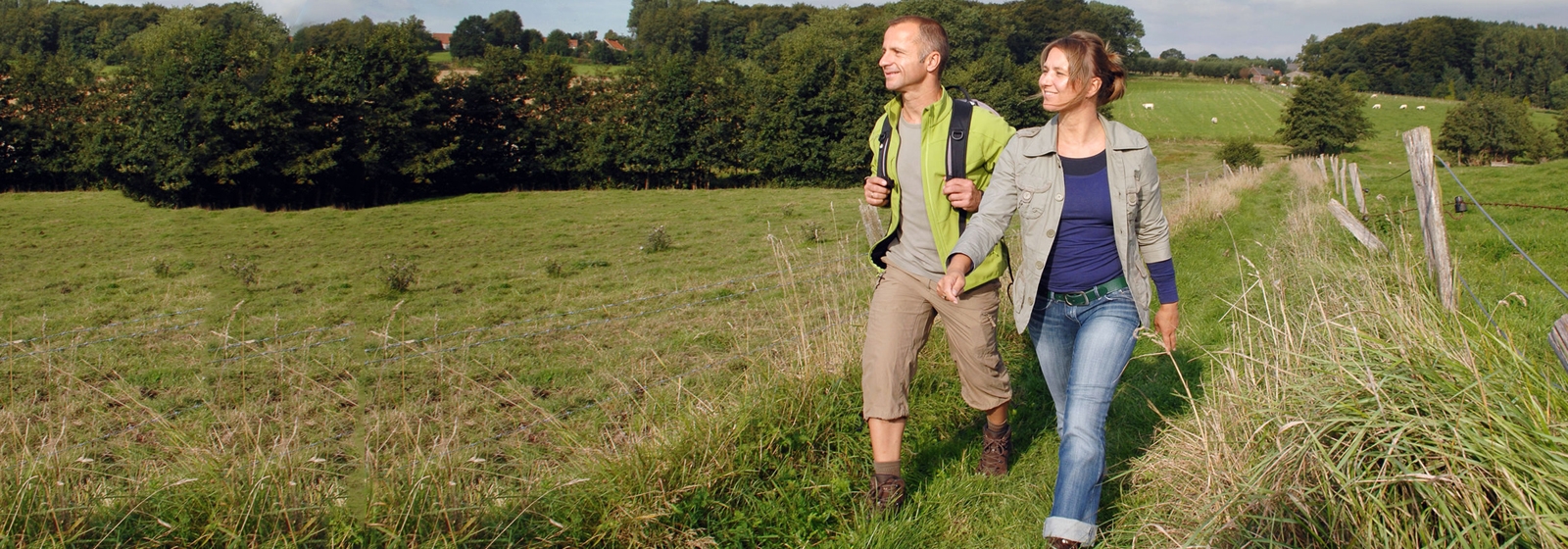 wandelaars in het groen in de vlaamse ardennen en zwalmstreek